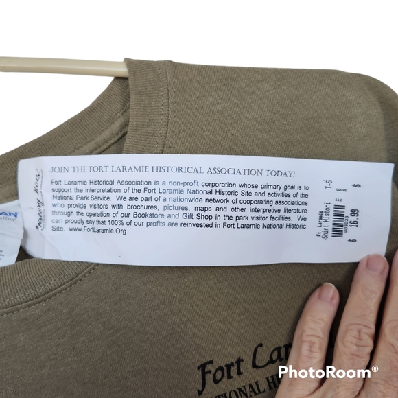 Gildan Fort Laramie Wyoming USA Historic Sight Adult Unisex Art Work T-Shirt L - Picture 7 of 10